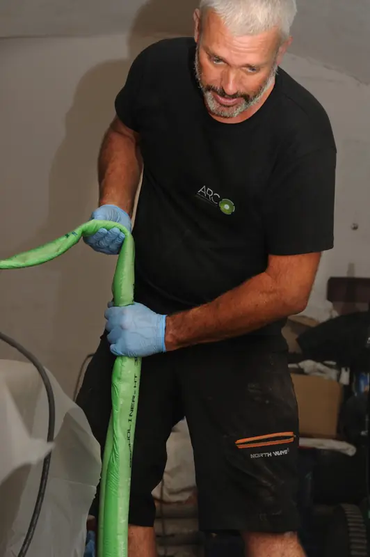 Manipulation gaine de chemisage résine pour réhabilitation canalisation