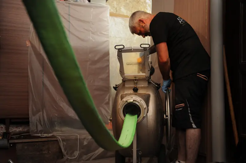 Chemisage de canalisation en cours — gaine résine époxy