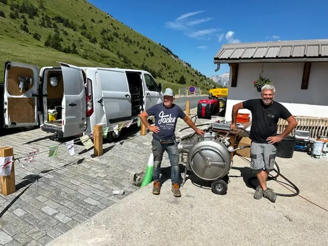 Équipe ARC Assainissement au Col du Noyer — intervention réhabilitation canalisation en montagne