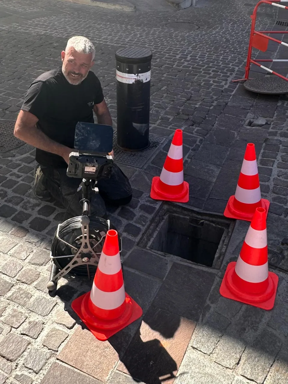 Technicien ARC avec caméra et laptop — inspection vidéo Embrun