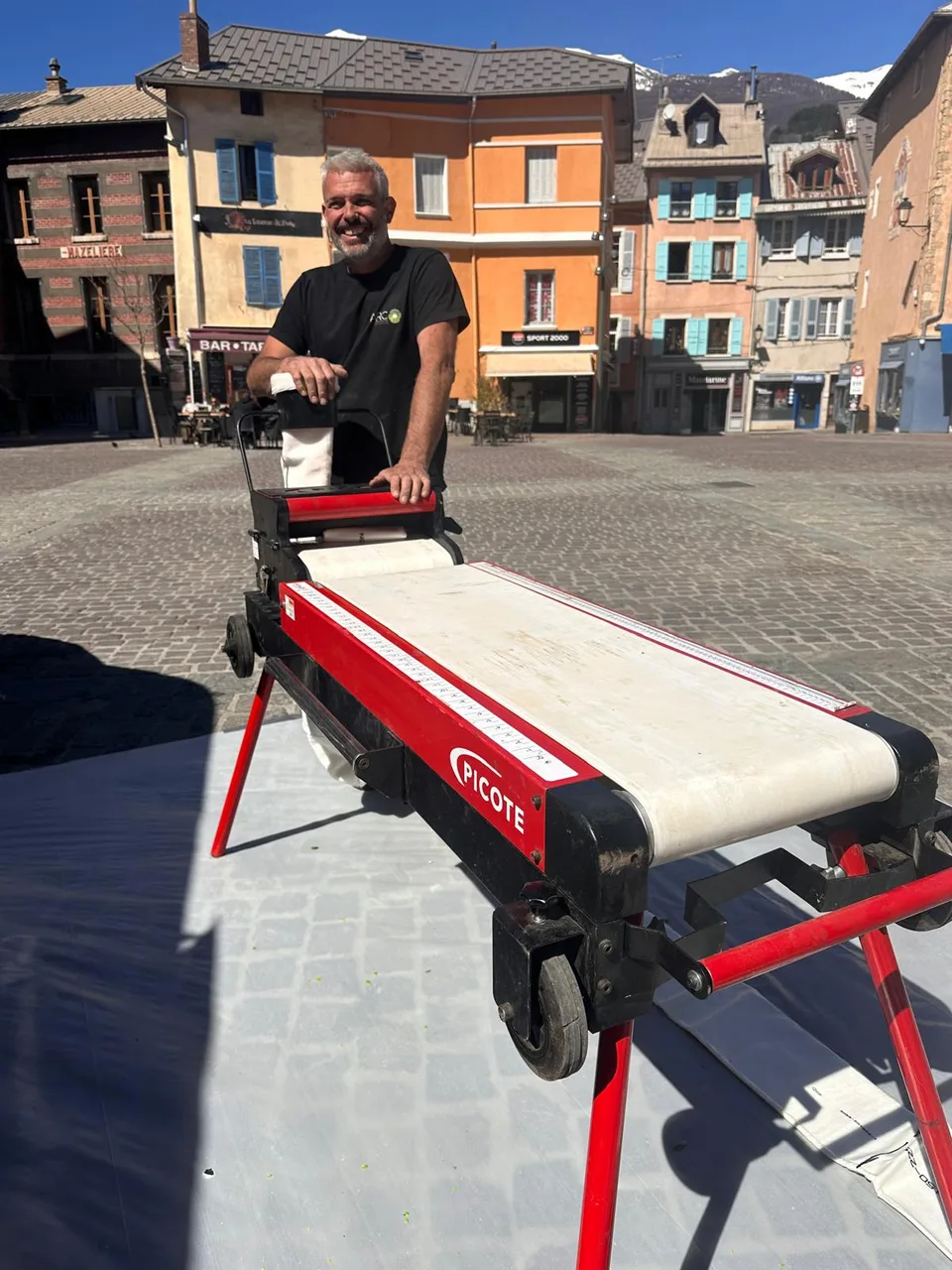 Technicien David Pauchon avec machine Picote imprégnation — Embrun