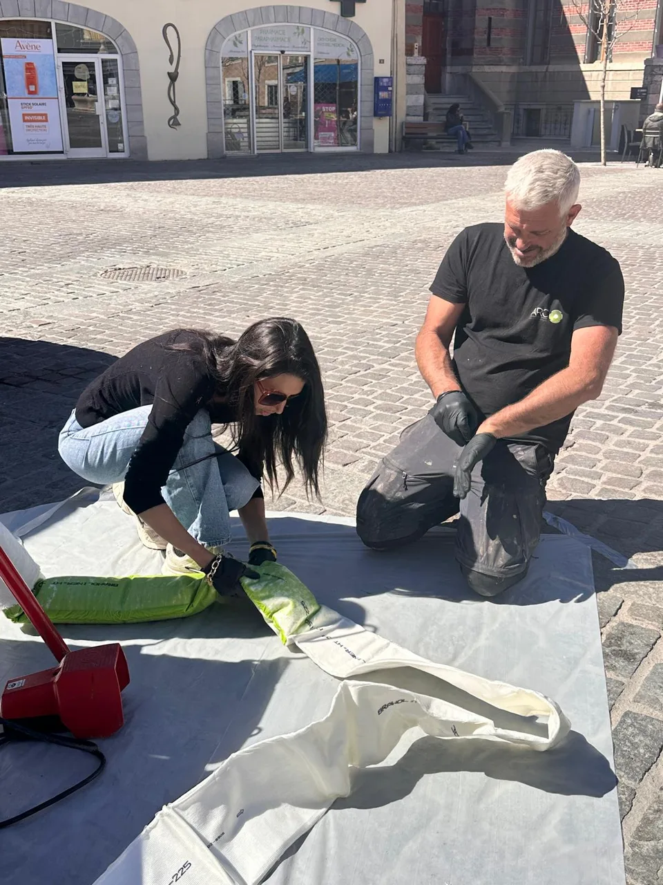 Audrey Pauchon préparant la gaine de chemisage — Embrun