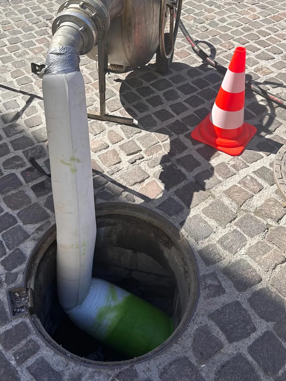 Réversion de gaine de chemisage dans un regard — ARC Assainissement