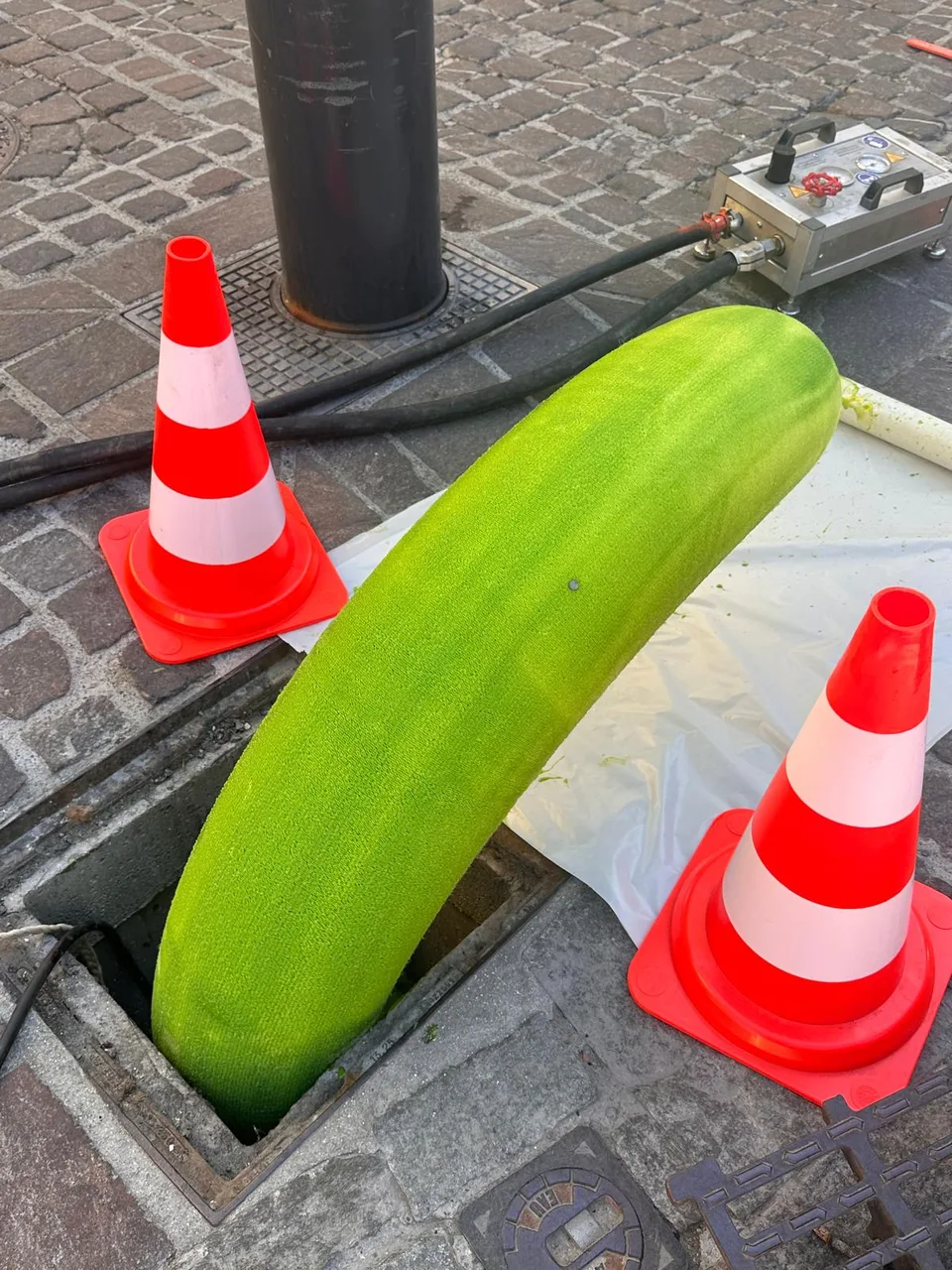 Réversion de la gaine verte dans le regard — chantier Embrun